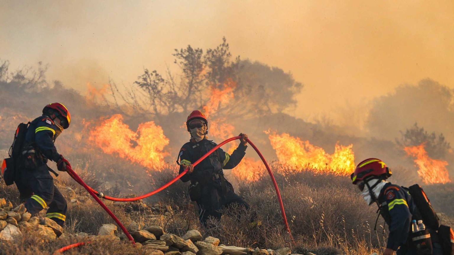Incendi a Creta, turisti in fuga. E in Italia brucia l'asfalto