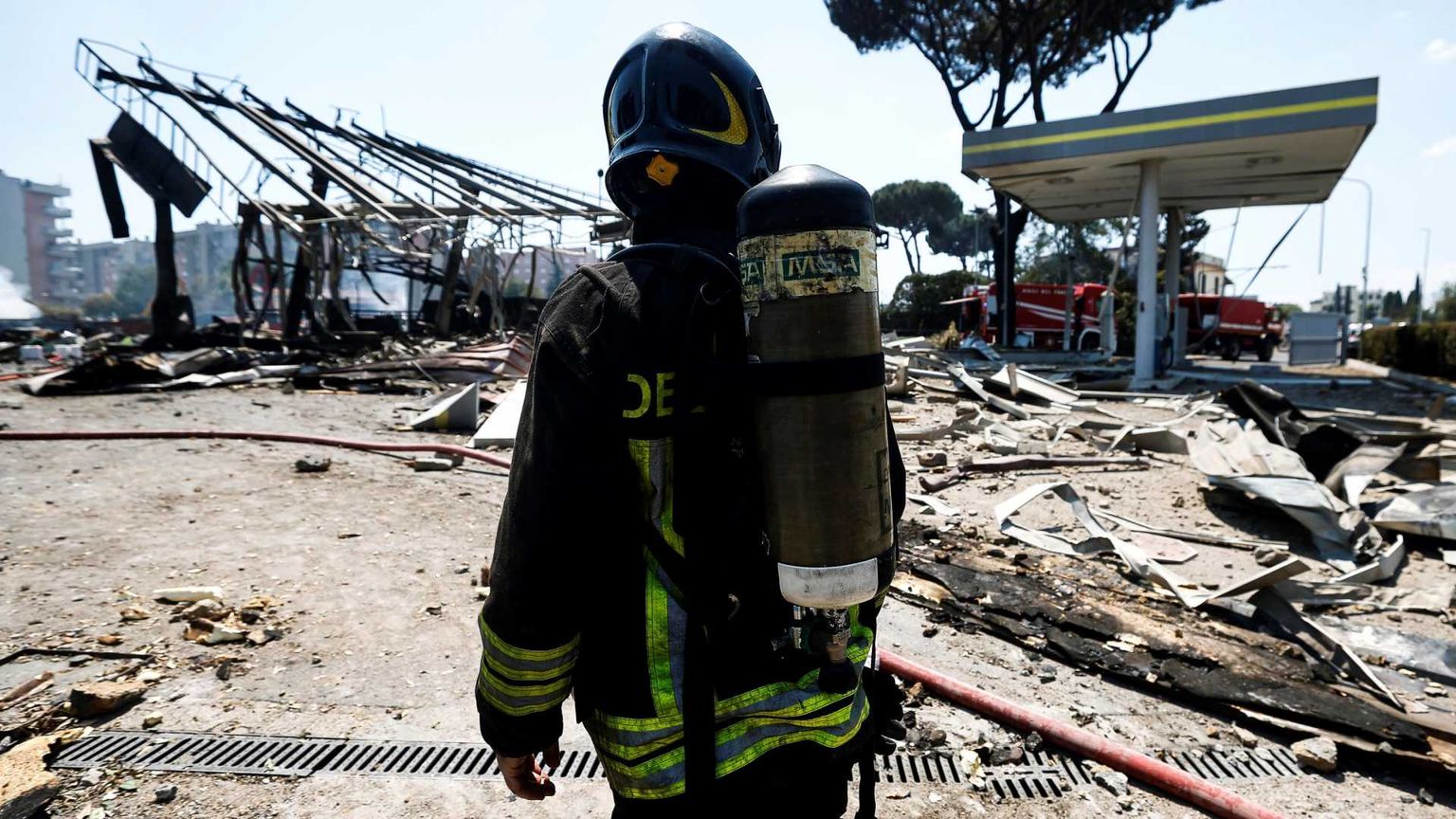 Esplosione in distributore, decine di feriti, due gravi. L'aiuto delle parrocchie