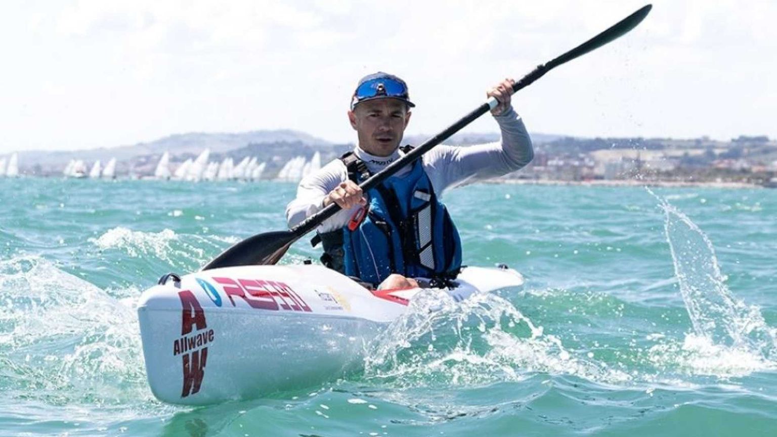 Alessandro varca l’Adriatico in kayak. «Vinco il mare, con la fibrosi cistica»
