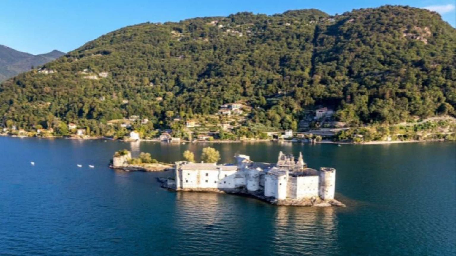 Sul Lago Maggiore aprono i Castelli di Cannero. Magia di luci a Baveno