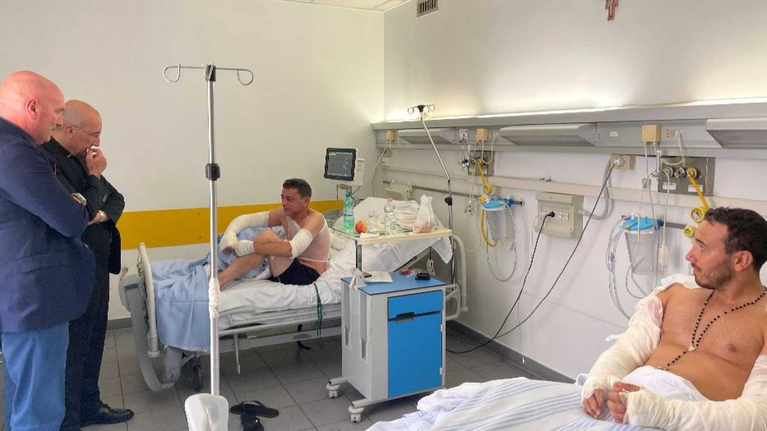 I poliziotti feriti nell'esplosione: «Qualcuno da lassù ci ha protetto»