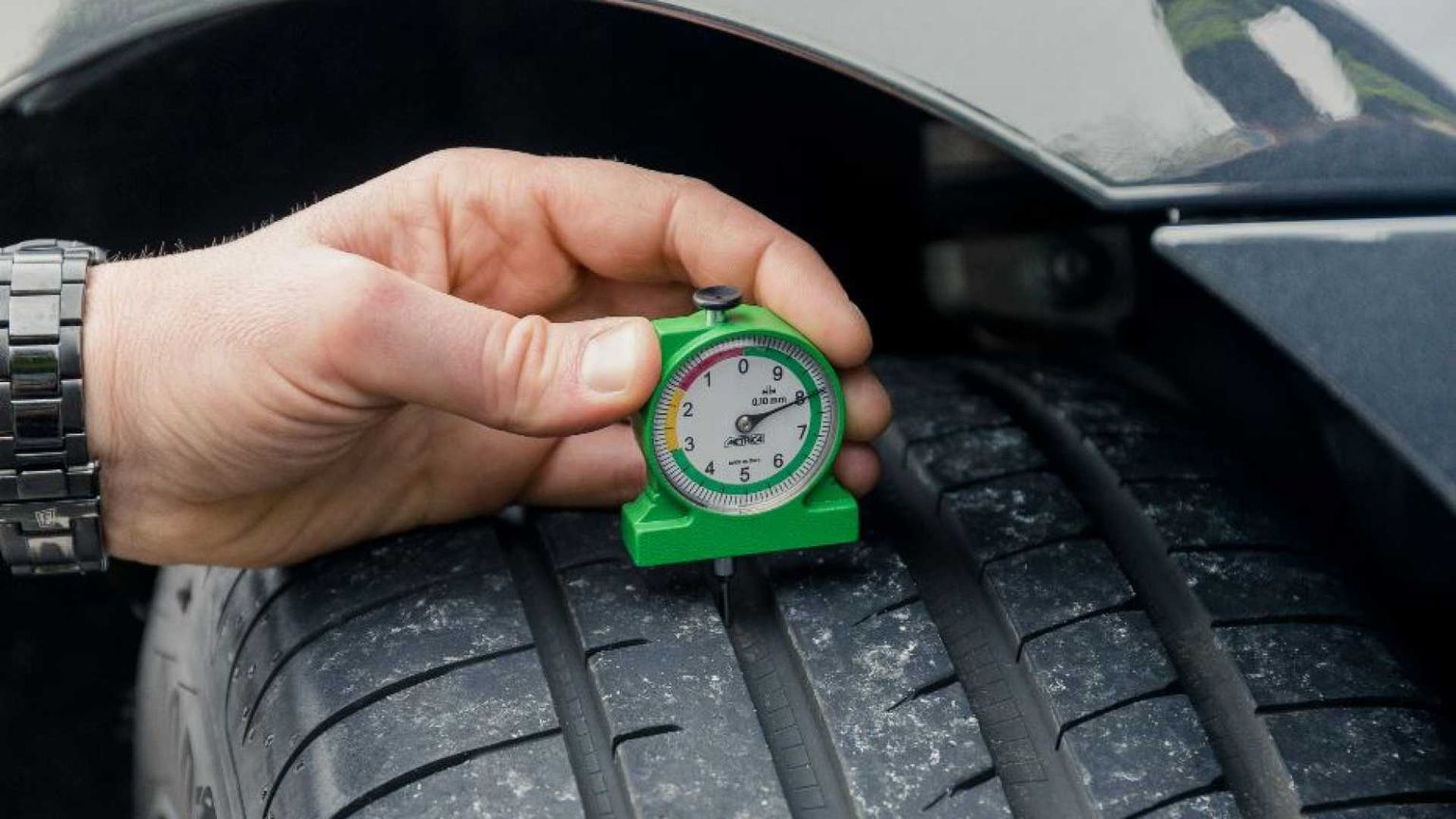 Un'automobile su quattro viaggia con pneumatici non in regola