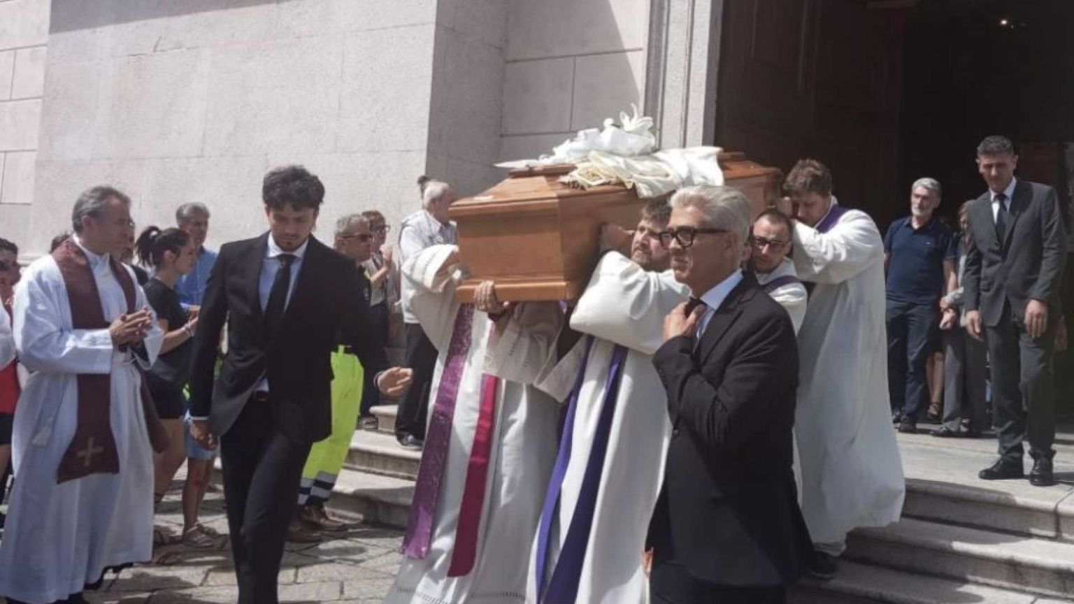 Le risposte difficili da trovare e la preghiera: l'ultimo saluto a don Matteo