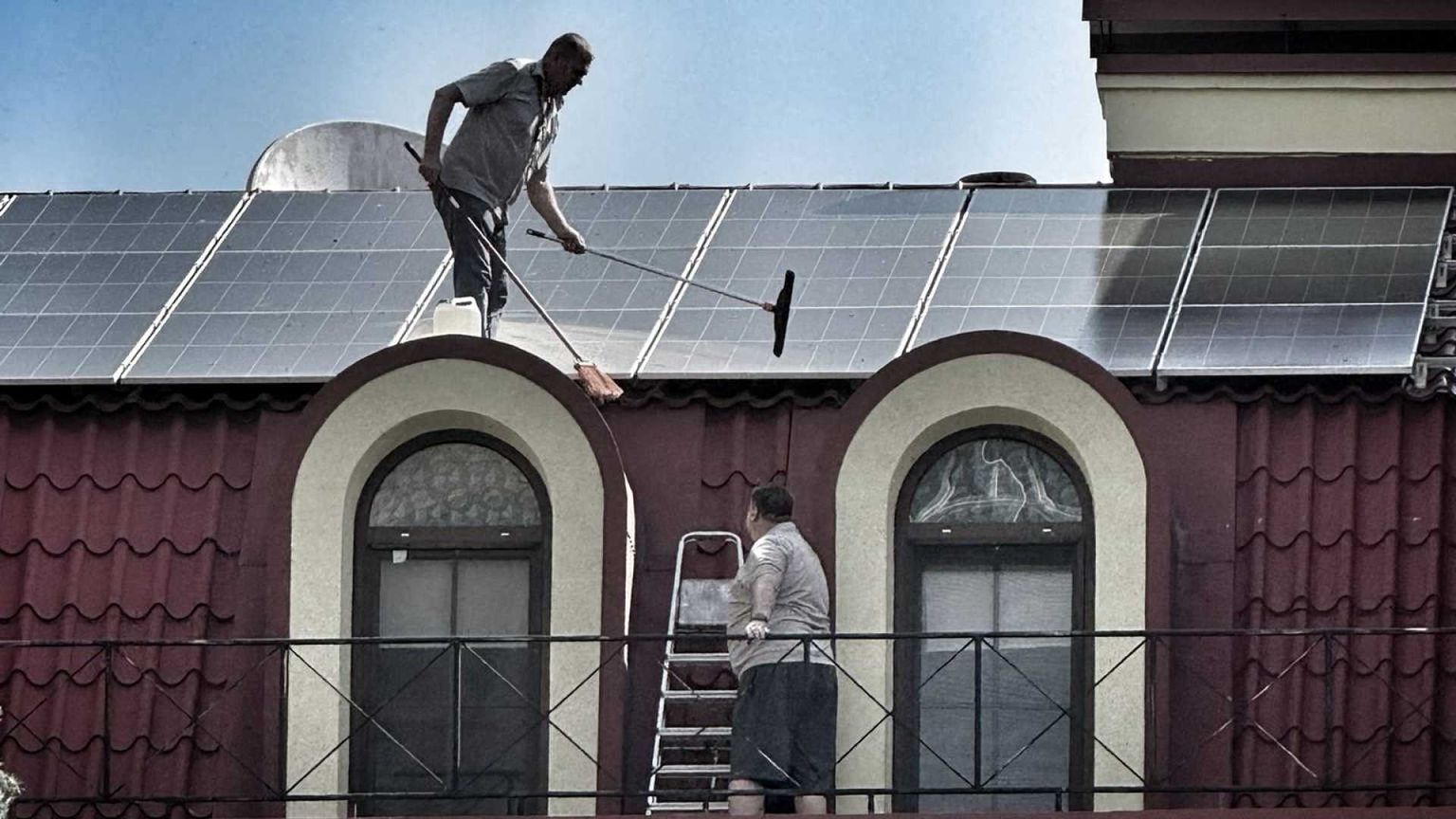 Kiev, schegge colpiscono l'ambasciata vaticana. Dagli Usa ancora tempo a Putin