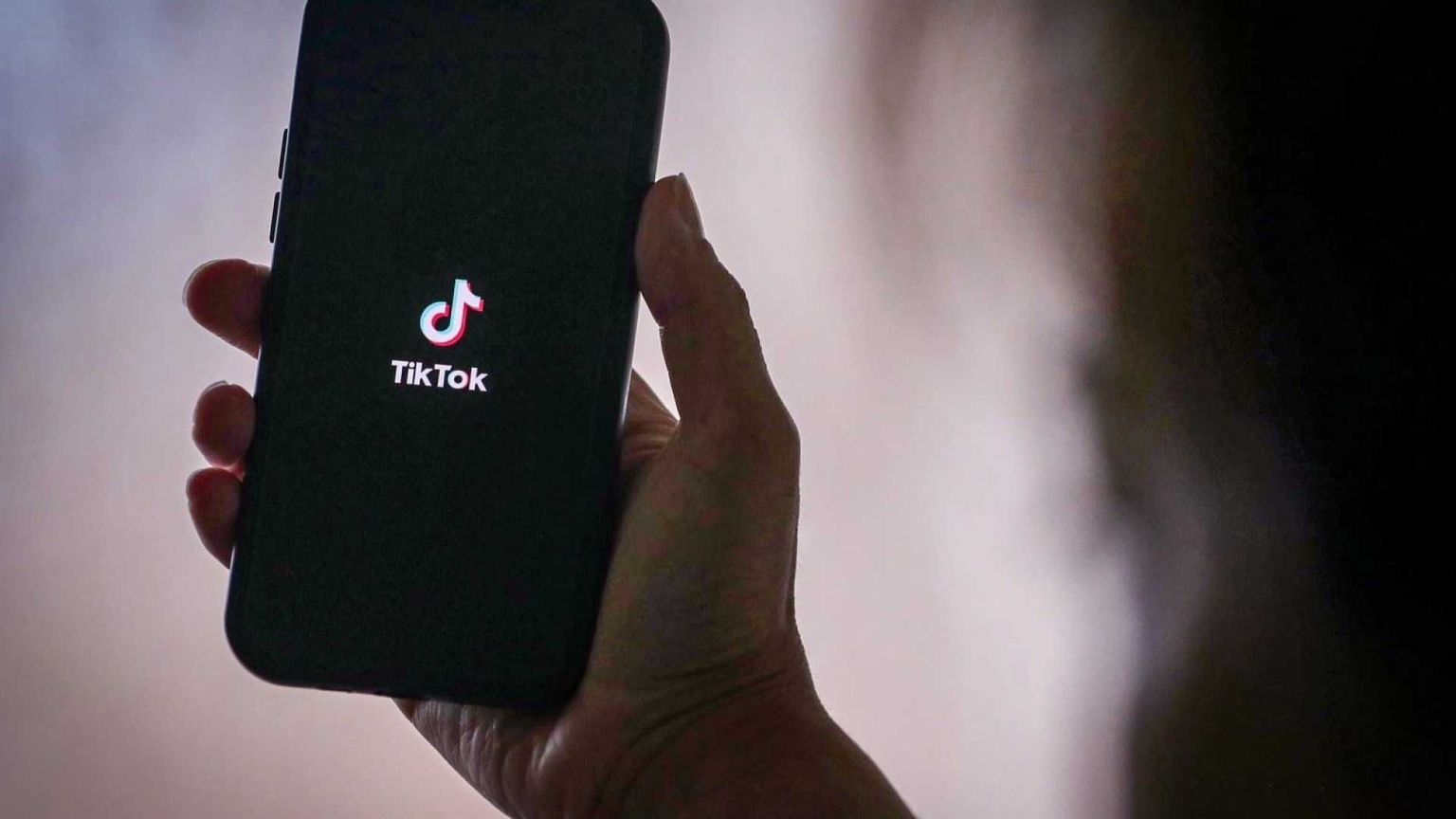 Padre uccide la figlia perché non vuole lasciare TikTok