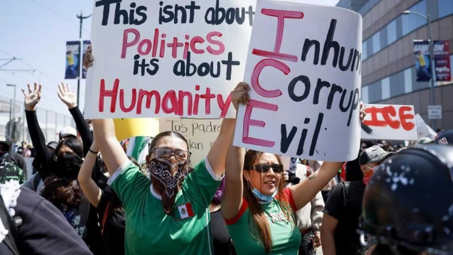 La dispensa del vescovo ai latinos: «Se rischiate, non venite a Messa»