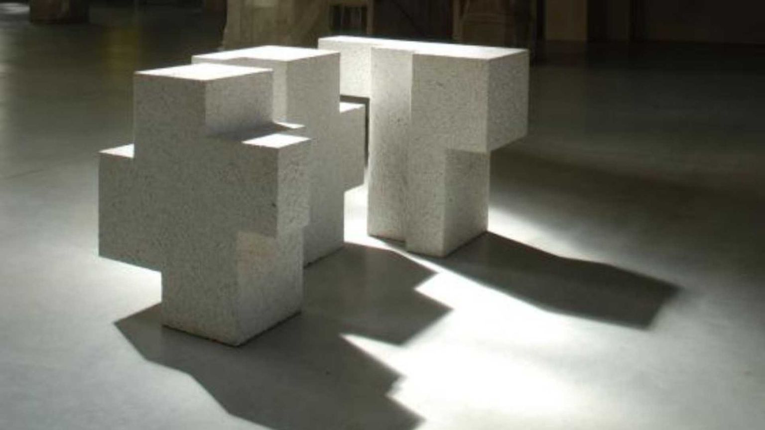 Dallo spazio alla presenza: così l’arte abita i luoghi del rito