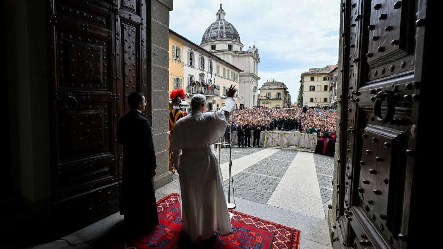 Il Papa: tanti i popoli spogliati e derubati da guerra e povertà