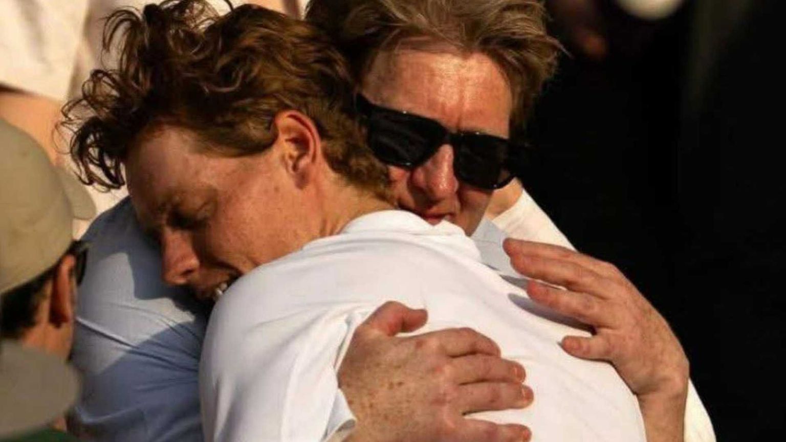Jannik e l'abbraccio con papà Hanspeter: l'immagine dell'estate 2025