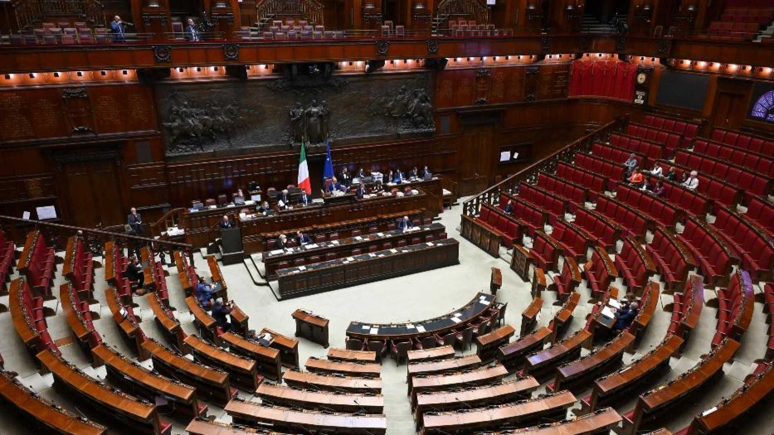 C'è un esercito di onorevoli morosi. E i partiti adesso vanno all'incasso