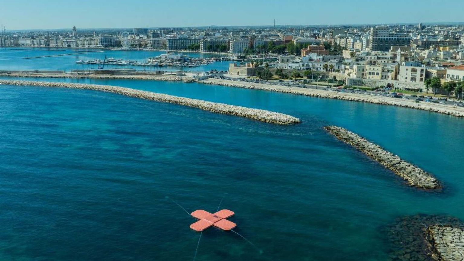 Quell'enorme cerotto galleggiante davanti alla basilica di San Nicola