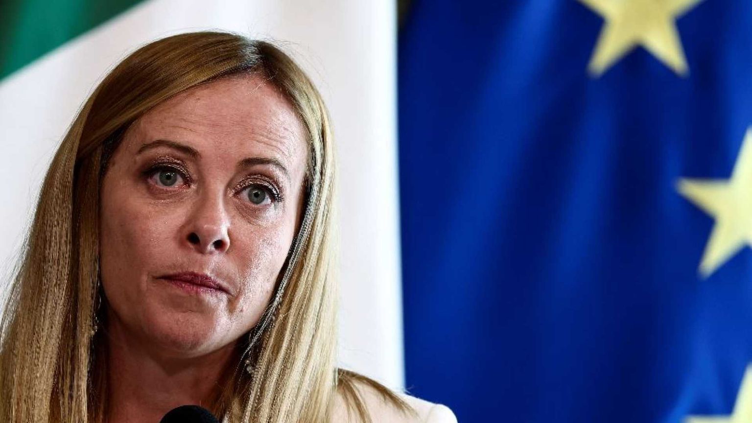 Meloni: «Inaccettabile». Il silenzio dell'Ue, la telefonata di Trump