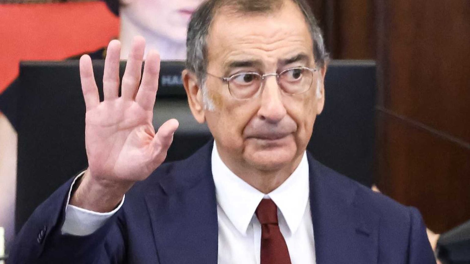 La difesa di Sala: «Ho le mani pulite». Il sindaco resta, l'assessore no