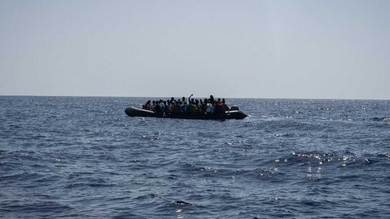 Sbarchi, soccorsi, richieste di aiuto: l'emergenza in mare continua