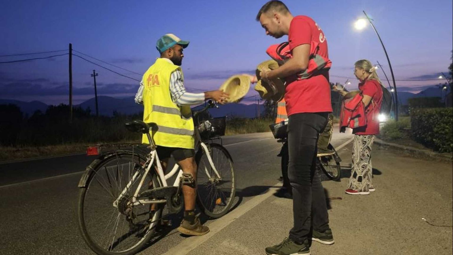 Tra i braccianti nell'Agro Pontino, sui campi dall'alba a 5 euro all'ora