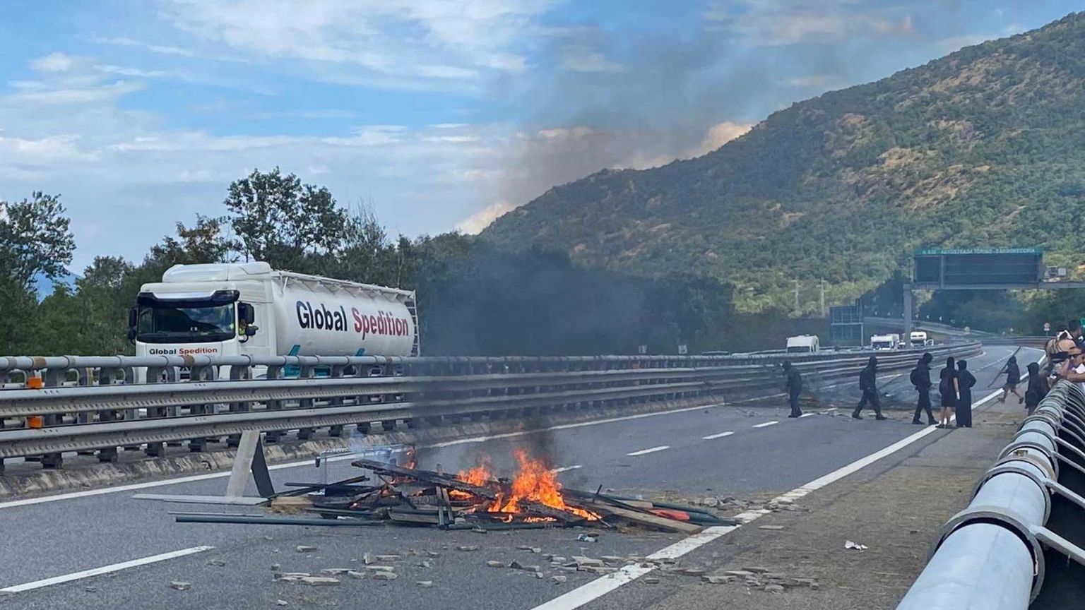 Bombe carta contro la polizia: l'ultima azione no Tav è un caso politico