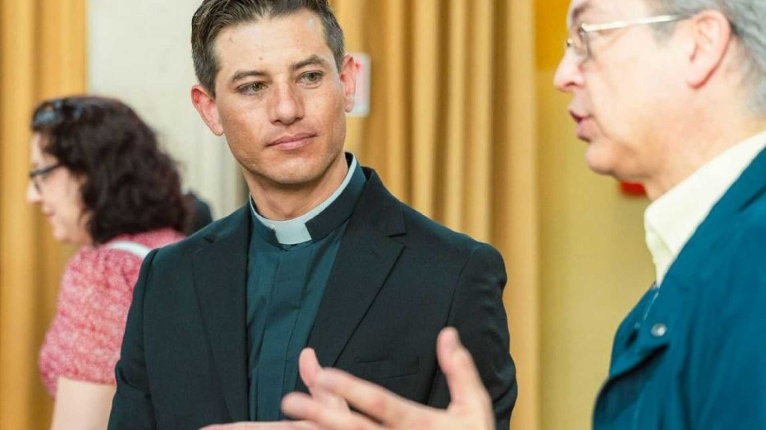 Chi è padre Heriberto García Arias, il sacerdote con 2 milioni di follower