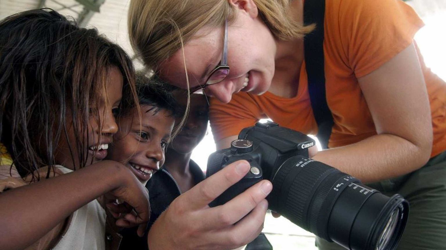 Meno persone coinvolte, più impegno: come sta cambiando il volontariato