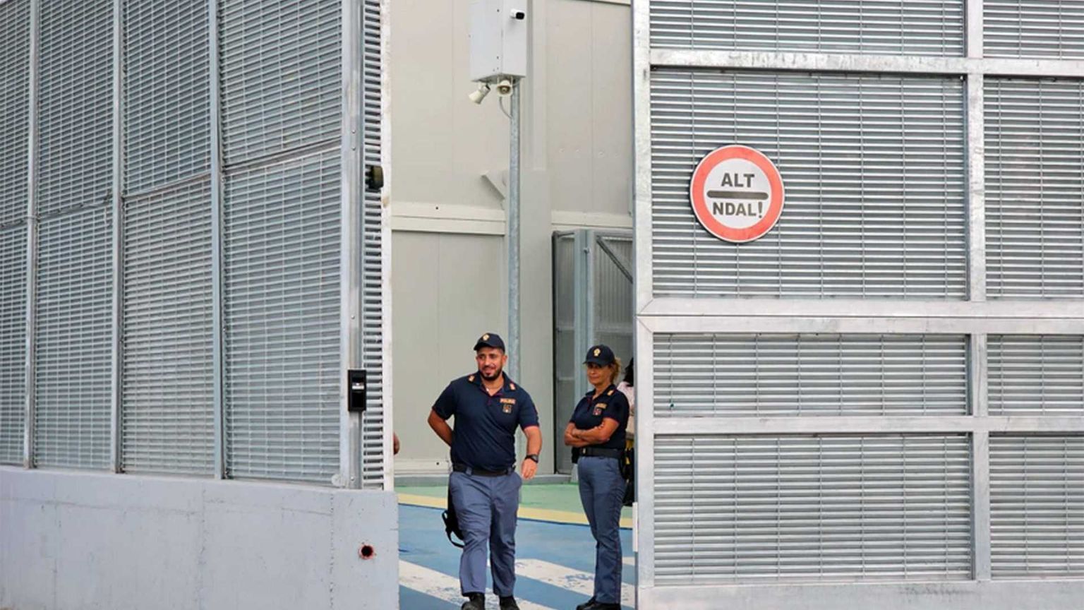 Il caso dei 132 migranti trasferiti in Albania «senza ordini»