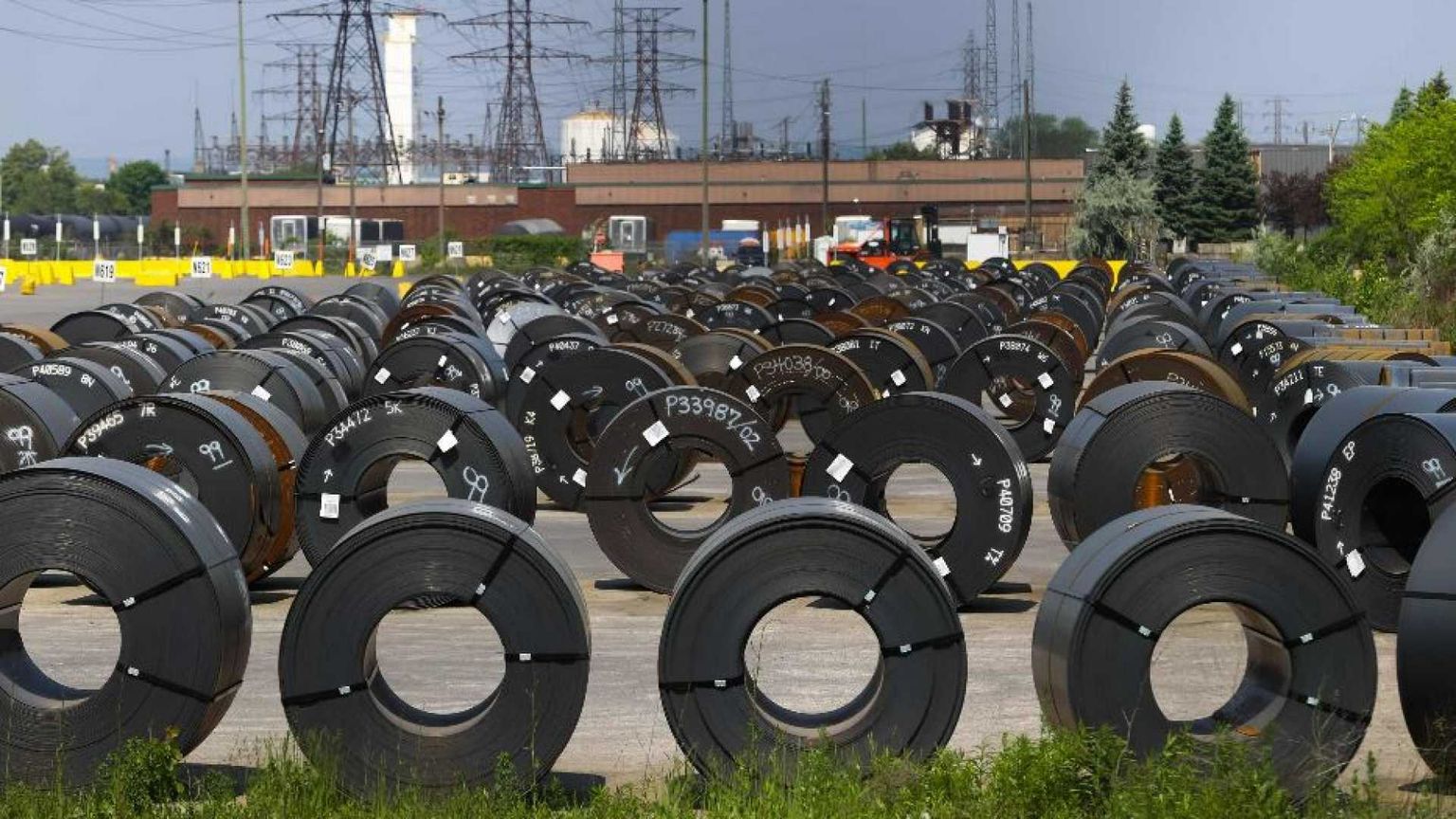 Trump conferma dazi al 15% all'Ue. Ma come finirà per auto, aerei e farmaci?