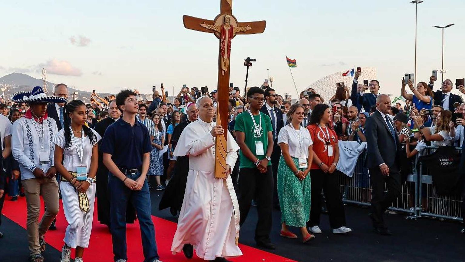 Il Papa ai giovani: «Il mondo ha bisogno di missionari della pace»