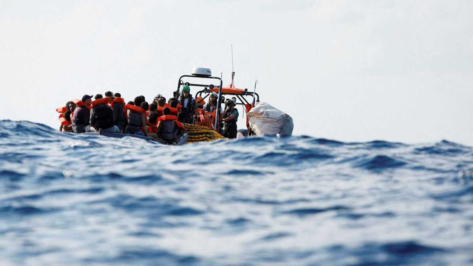 Il giudice "sblocca" la nave ferma. L'Ong: salvare vite è legittimo