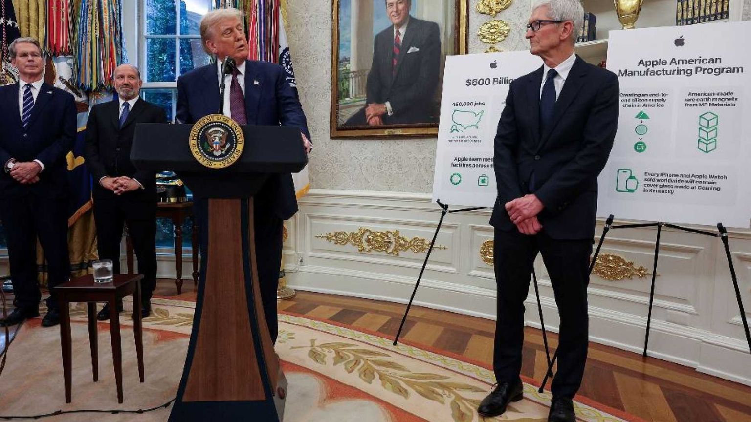 Apple cede a Trump: investe 100 miliardi per evitare i dazi