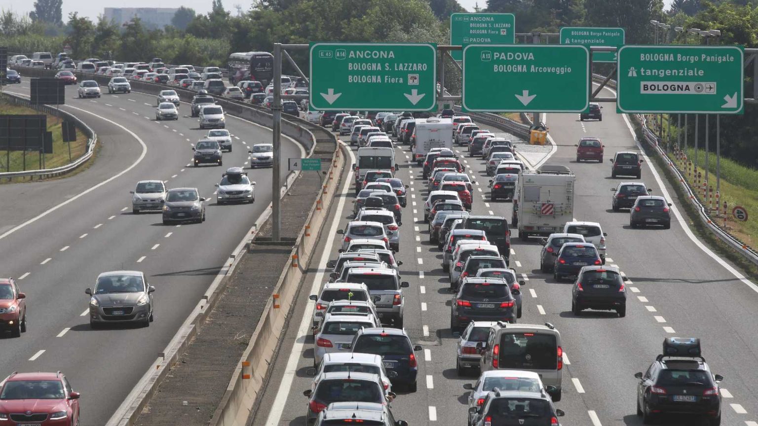 Esodo: ecco quanto ci costano benzina, autostrade e aree di servizio