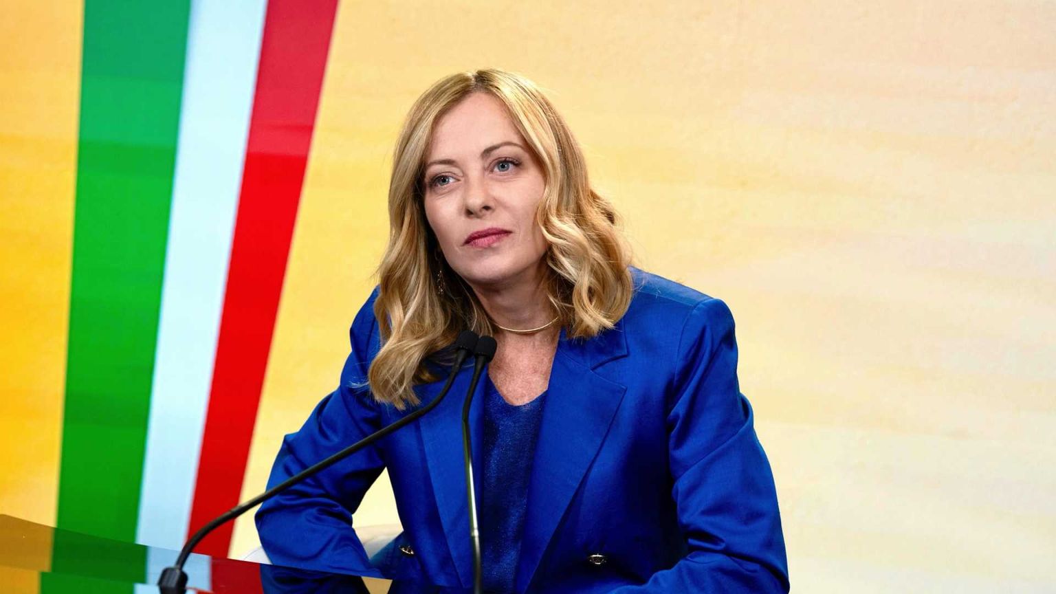 Meloni attacca: la sinistra non ci batte e "chiama" i giudici