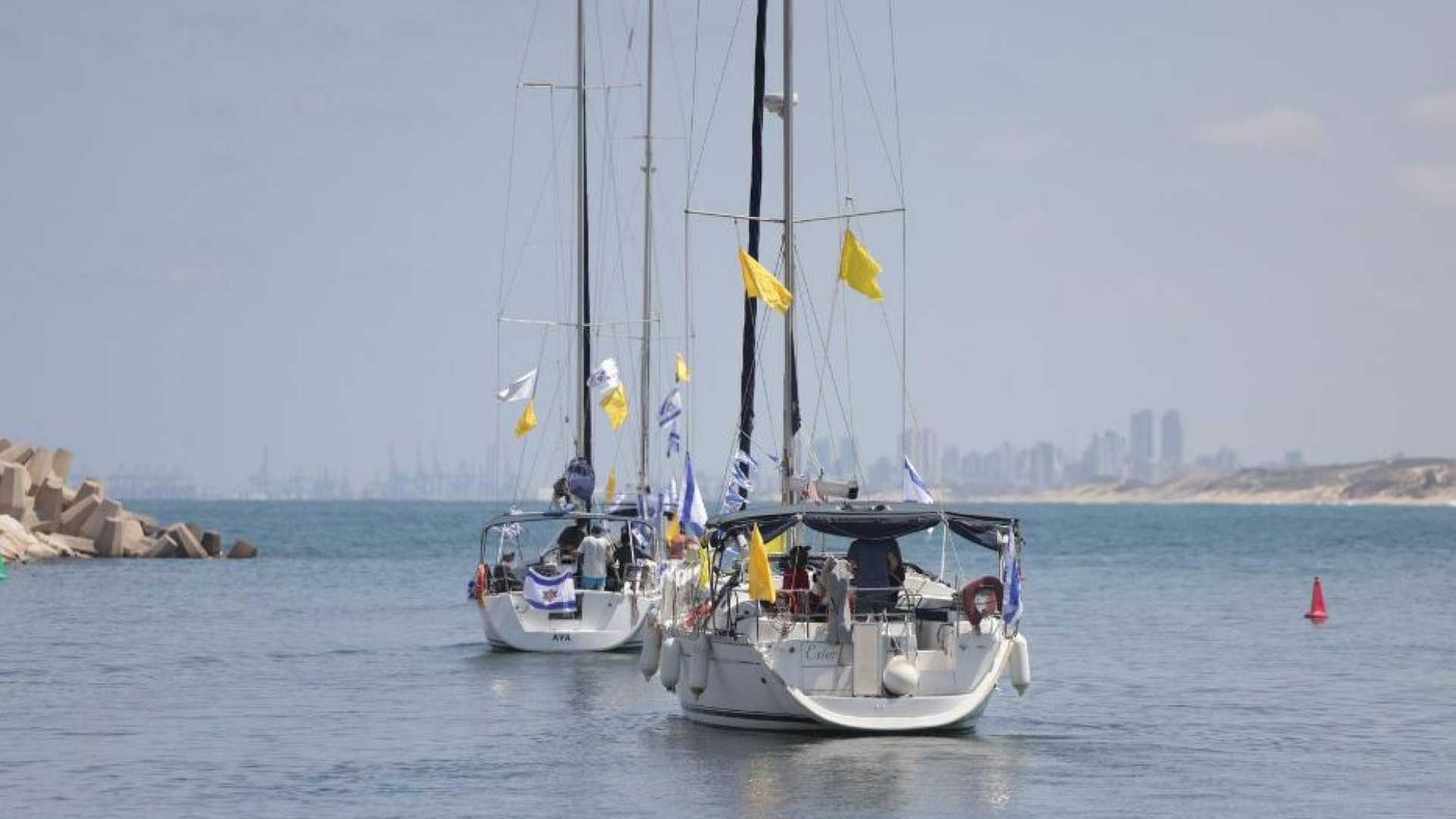 L'urlo della flottiglia delle famiglie davanti a Gaza: liberate gli ostaggi