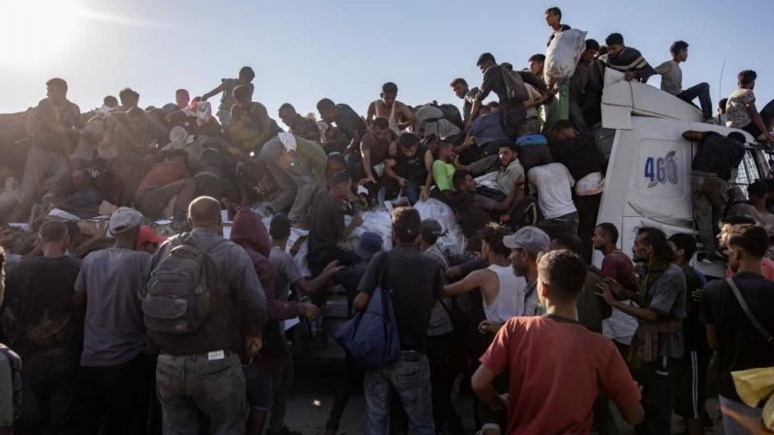 Così affamati da ribaltare un camion. La spinta Usa per più cibo a Gaza