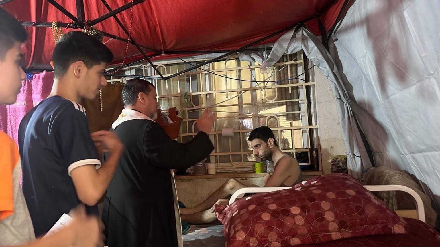 Padre Romanelli: «Notizie pessime, situazione terribile. Ma noi continuiamo»