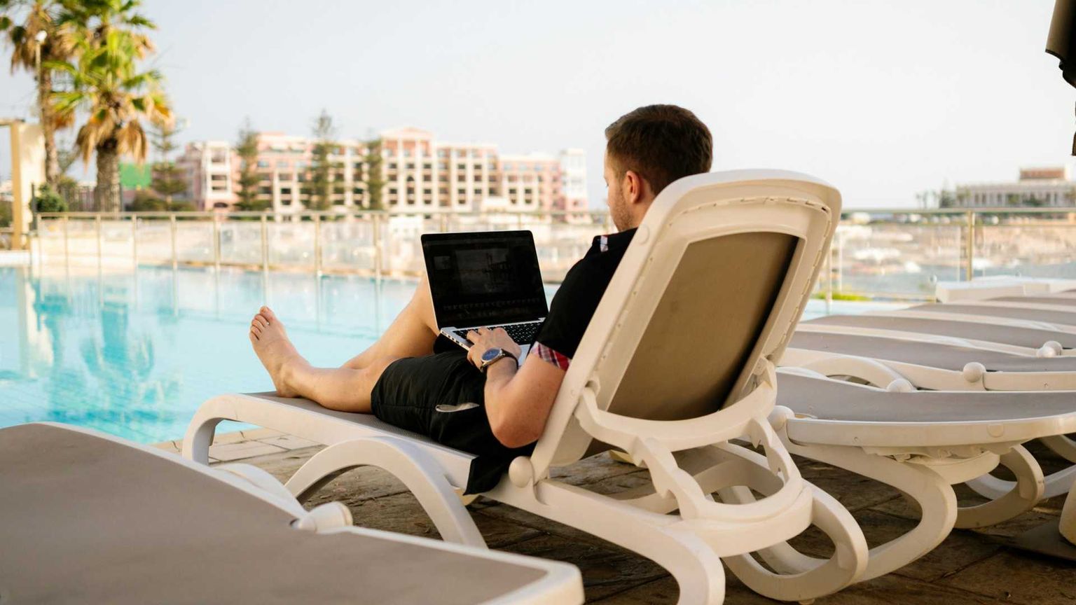 Reperibili anche sul bagnasciuga: così le ferie diventano un miraggio