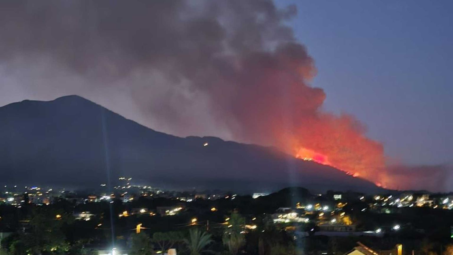Brucia il Vesuvio, si risveglia l'Etna