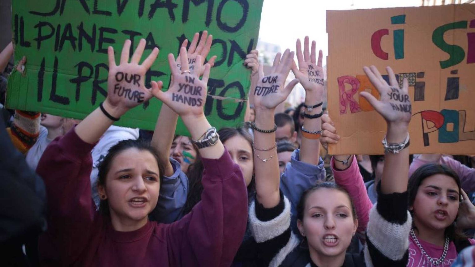 Giovani, cresce l'attivismo. Ma lo spazio politico è minimo