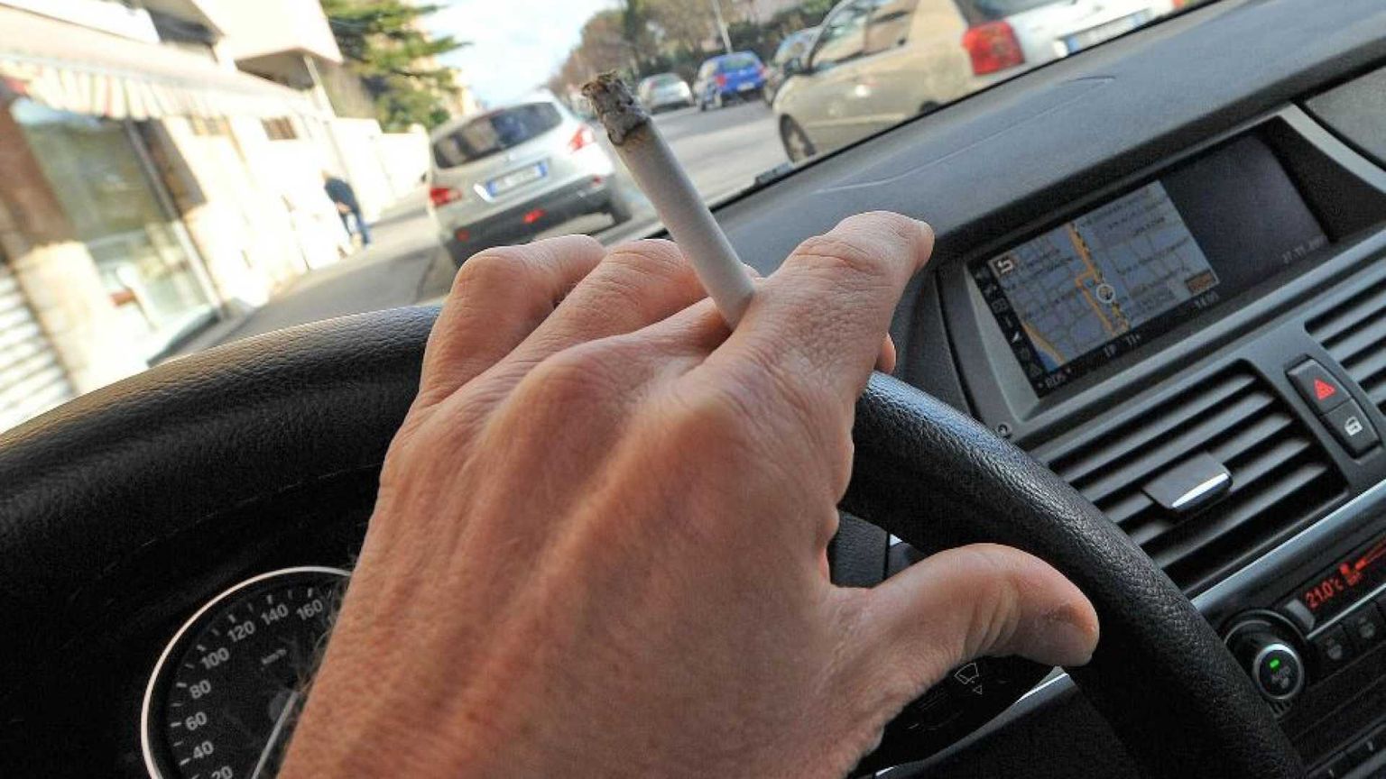 Multe fino a 18mila euro per chi getta rifiuti dal finestrino