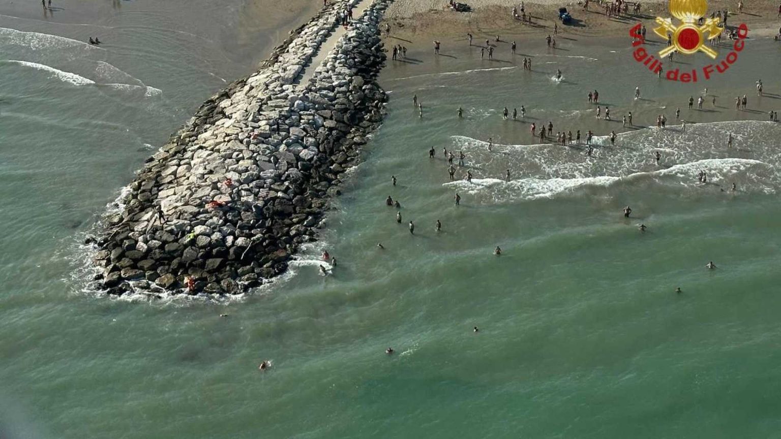 Trovato senza vita il bimbo scomparso in mare