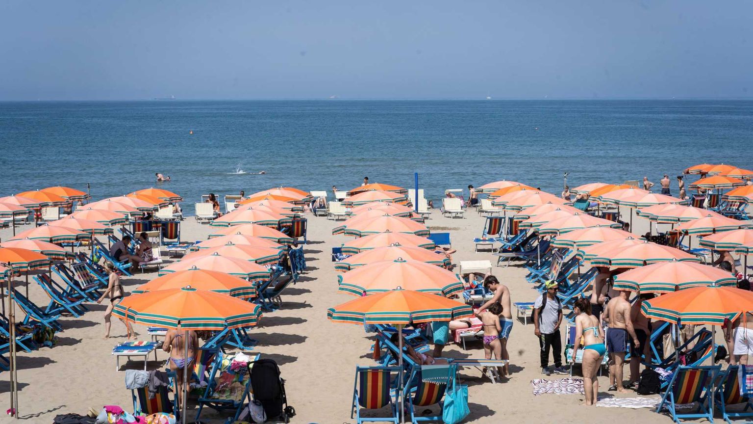 Lo scontro balneare sui trend del turismo: la politica e le posizioni in campo