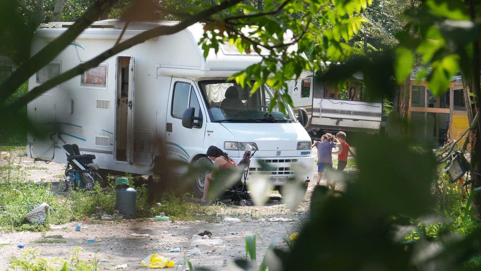 Quel campo era già stato sgomberato. Le famiglie? Invisibili alle reti sociali