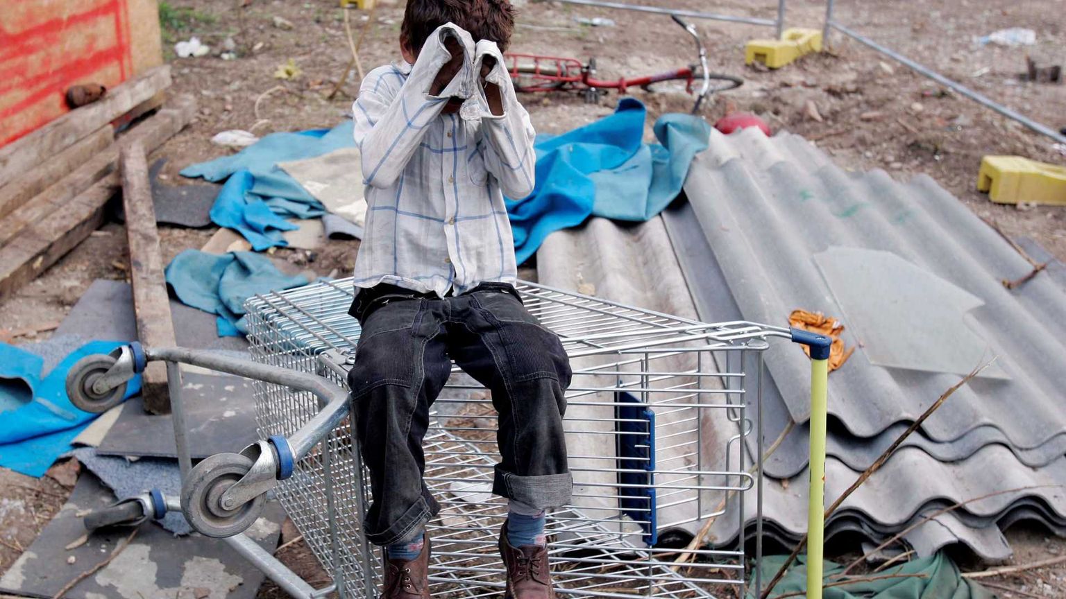 I bimbi nei campi rom non vanno a scuola. E pensare alle ruspe è un errore