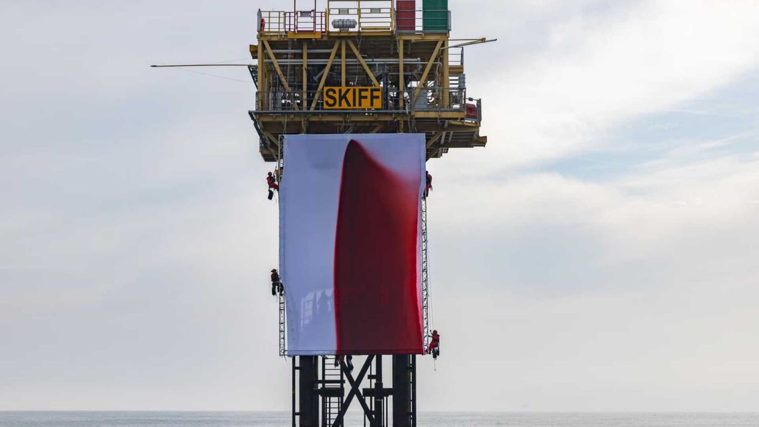 Greenpeace installa una gigantesca opera di Anish Kapoor su una piattaforma Shell