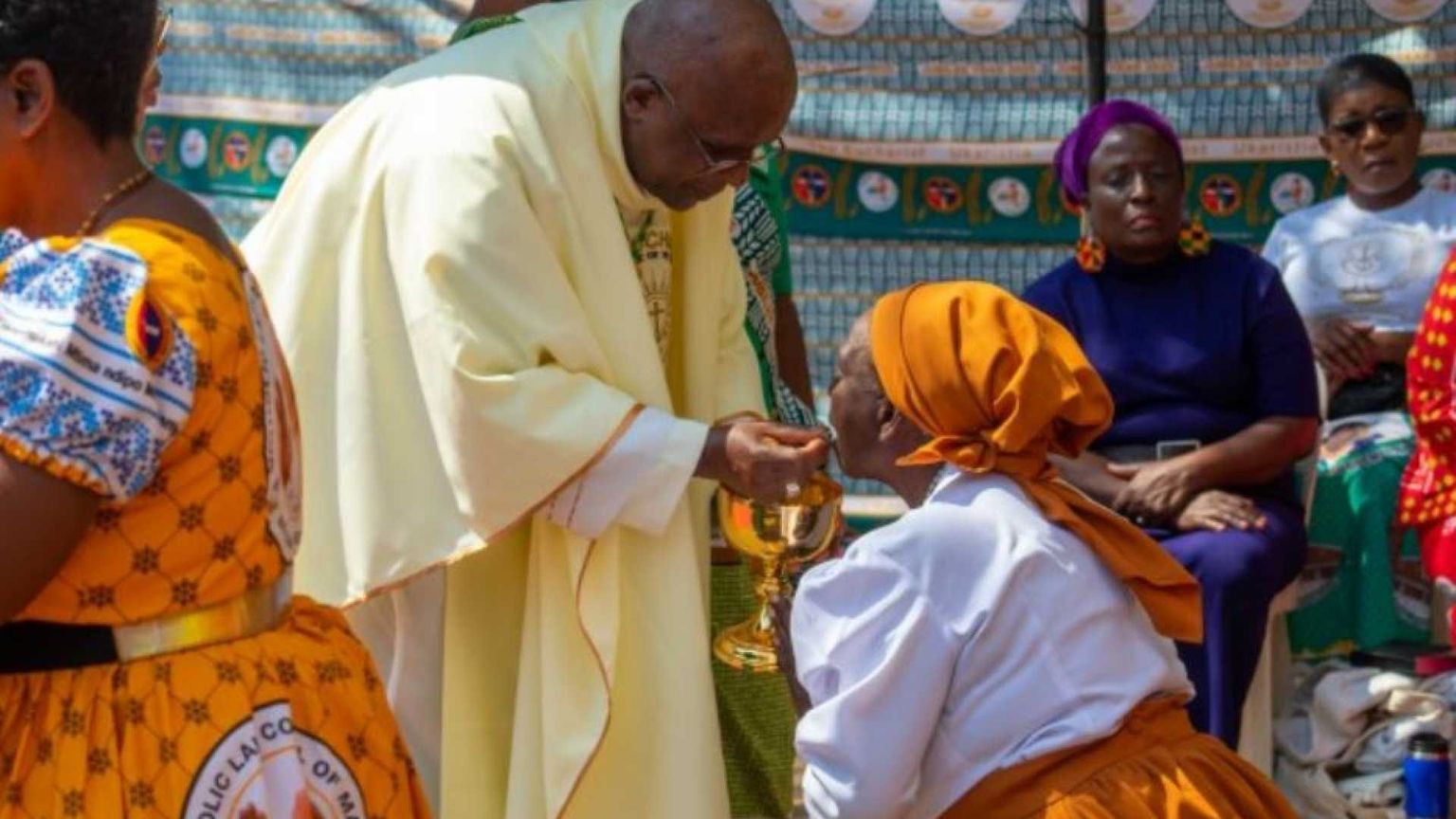 La lezione della Chiesa del Malawi: no all'uso dei cellulari a Messa e non solo
