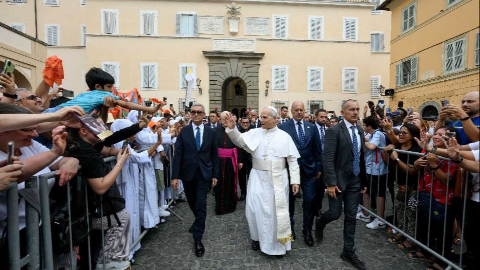 La lunga tavola apparecchiata a Castel Gandolfo: Leone XIV pranza coi poveri