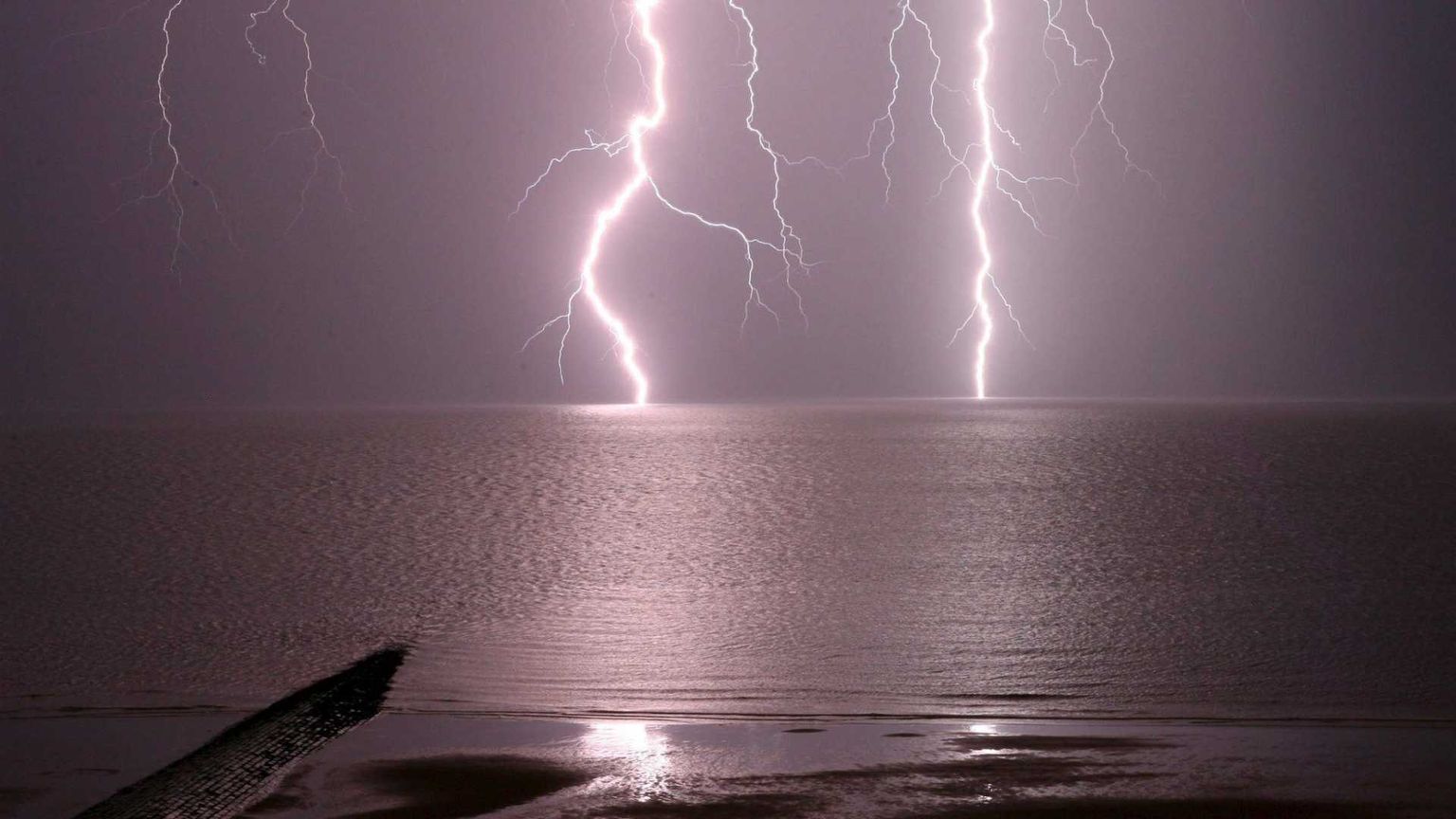 Morti e feriti: perché così tanti fulmini ad agosto (e come evitarli)