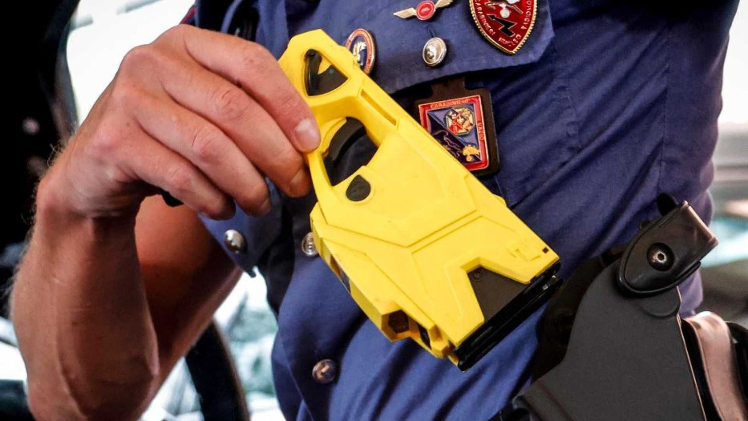 Due vittime in poche ore: il taser è finito sotto accusa