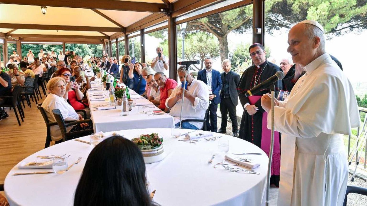 Il Papa e il pranzo con i poveri: «Vadano a buon fine gli sforzi per la pace»