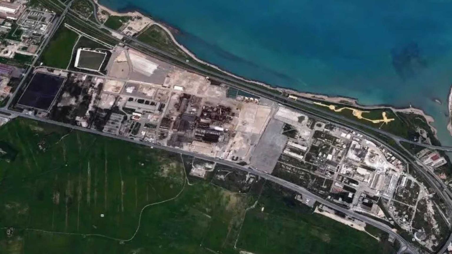 Dopo 25 anni Crotone si sta liberando dei rifiuti pericolosi sulla costa