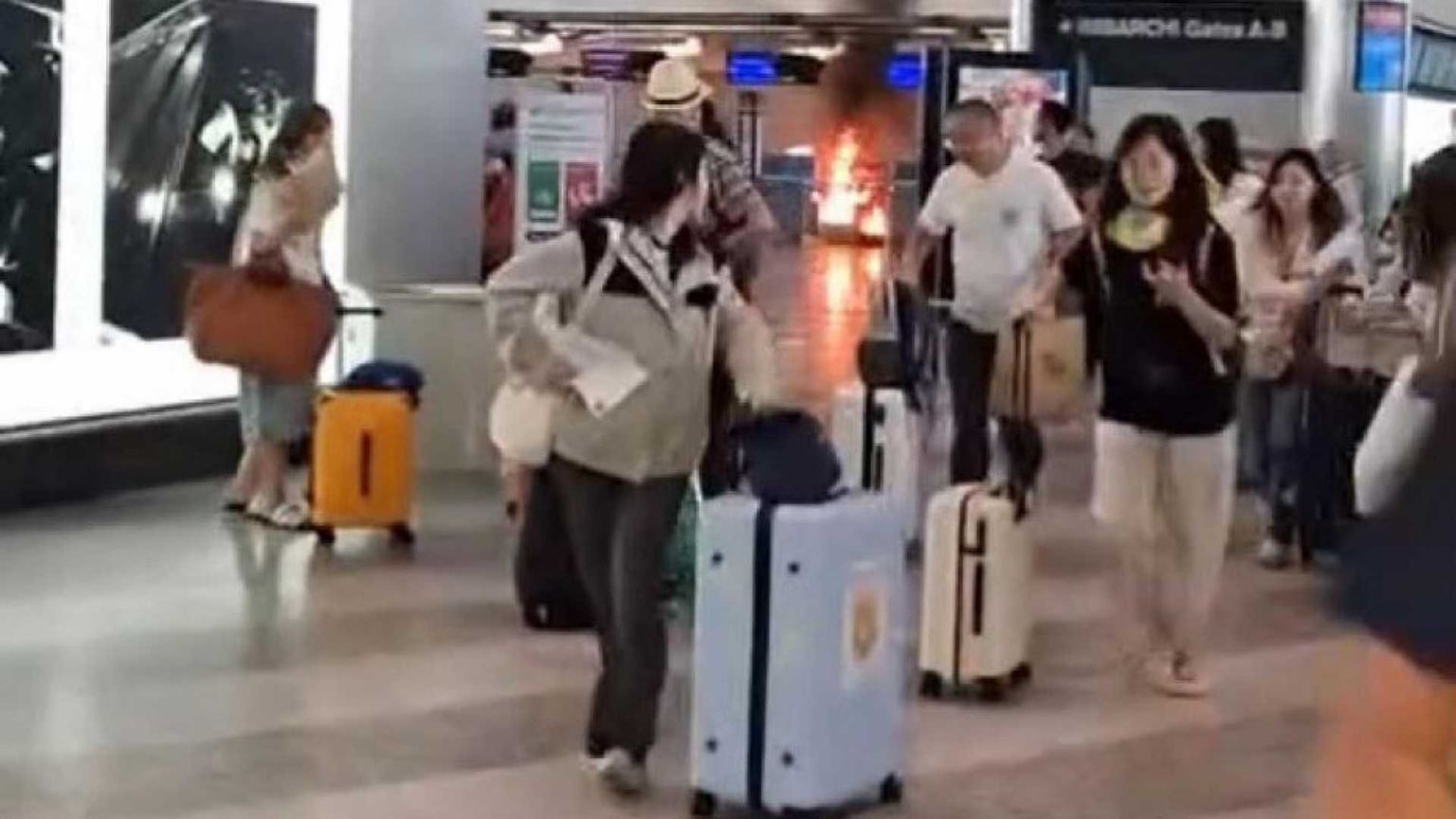 L'incendio, i passeggeri in fuga: cosa è successo a Malpensa