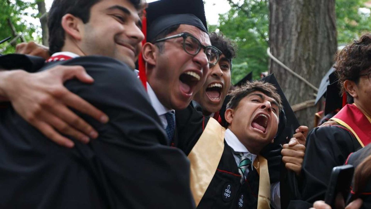 Gli Stati Uniti stanno chiudendo sempre di più le porte a studenti e rifugiati
