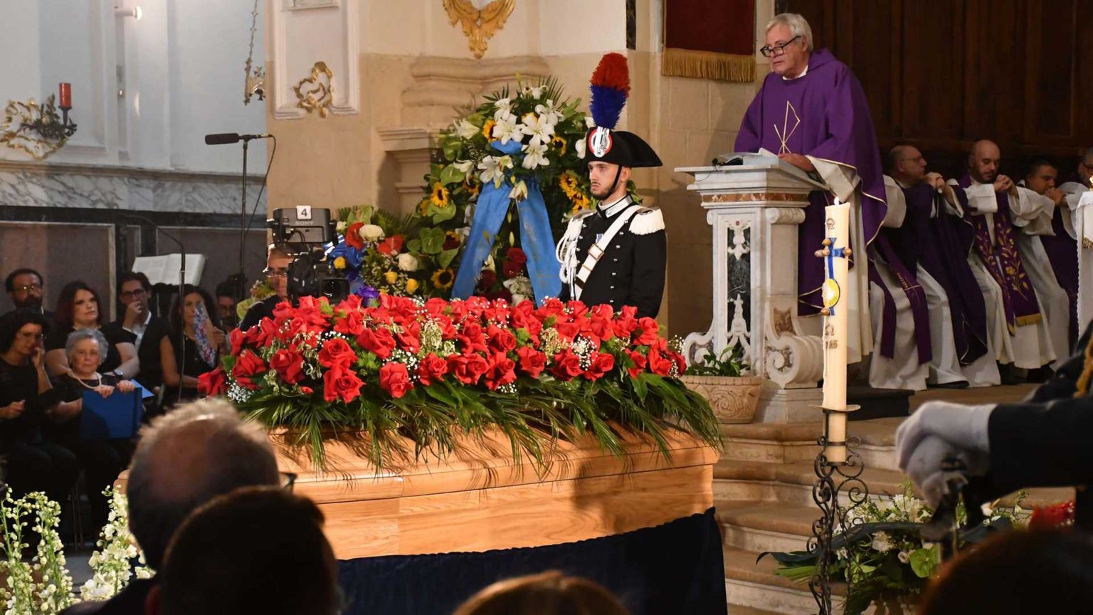 I funerali di Pippo Baudo. Don Albanese: «Ha ricevuto piangendo la comunione»